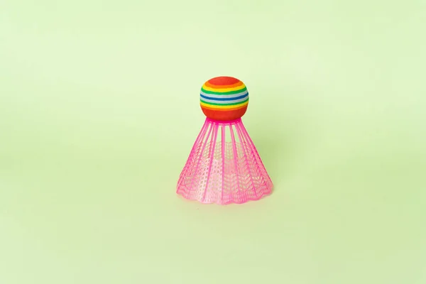 Shuttlecock Contra Fundo Cor — Fotografia de Stock