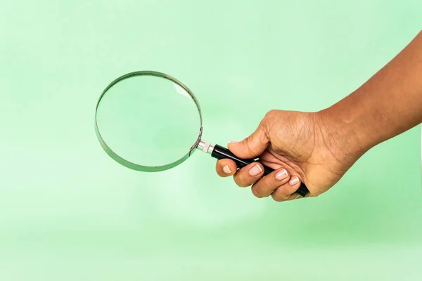 Magnifying Glass Hand Color Background — Stock Photo, Image