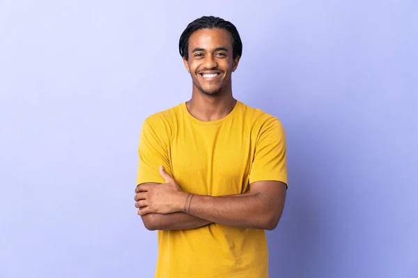 年轻的非裔美国人 头戴辫子 被紫色背景隔离 双臂交叉在正面位置 — 图库照片