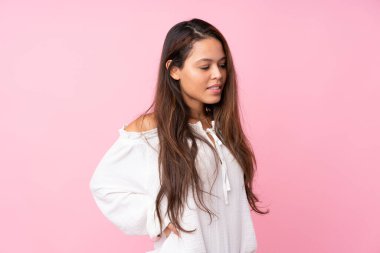 Tecrit edilmiş pembe bir geçmişi olan Brezilyalı genç bir kız gayret gösterdiği için sırt ağrısı çekiyor.