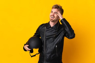 Motosiklet kasklı bir adam sarı arka planda izole edilmiş, çok gülümsüyor.