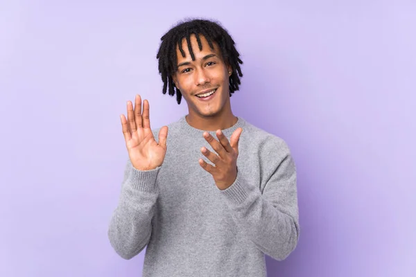 Young African American Man Isolated Purple Background Applauding Presentation Conference — Stock Photo, Image