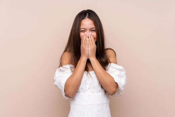 Jovem Brasileira Sobre Fundo Isolado Com Expressão Facial Surpresa — Fotografia de Stock