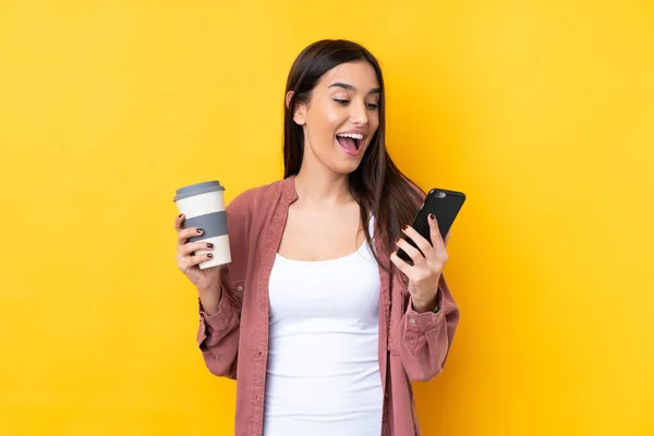 Jonge Brunette Vrouw Geïsoleerde Gele Achtergrond Houden Koffie Mee Nemen — Stockfoto