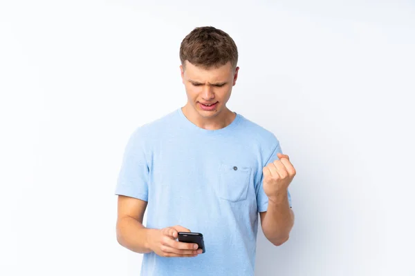 Joven Hombre Guapo Sobre Fondo Blanco Aislado Sorprendido Enviando Mensaje —  Fotos de Stock