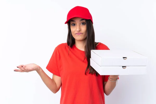 Mulher Entrega Pizza Segurando Uma Pizza Sobre Parede Branca Isolada — Fotografia de Stock