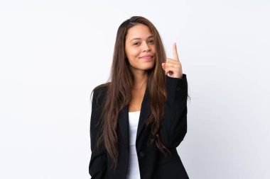 İzole edilmiş beyaz arka planda ceketi olan genç Brezilyalı kız işaret parmağıyla işaret etmek harika bir fikir.