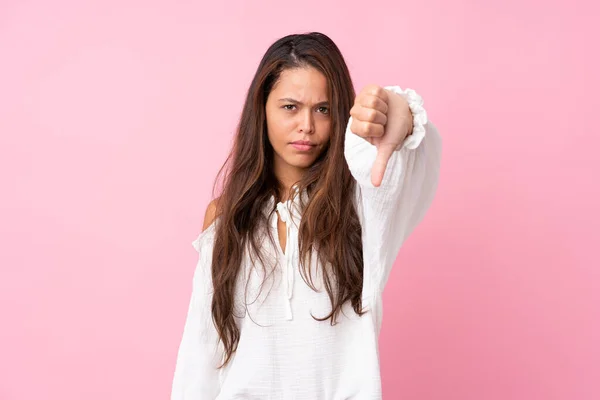 Junge Brasilianerin Auf Isoliertem Rosa Hintergrund Zeigt Daumen Nach Unten — Stockfoto