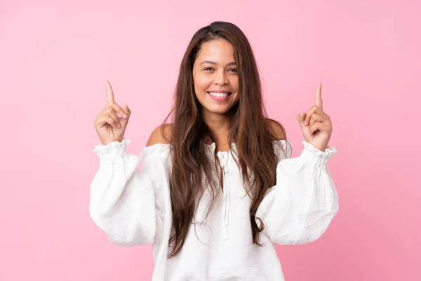 若いですブラジルの女の子以上隔離されたピンクの背景指摘素晴らしいアイデア — ストック写真