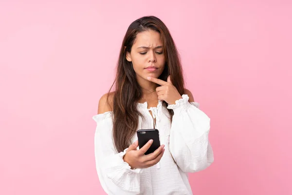 Jovencita Brasileña Sobre Fondo Rosa Aislado Pensando Enviando Mensaje — Foto de Stock