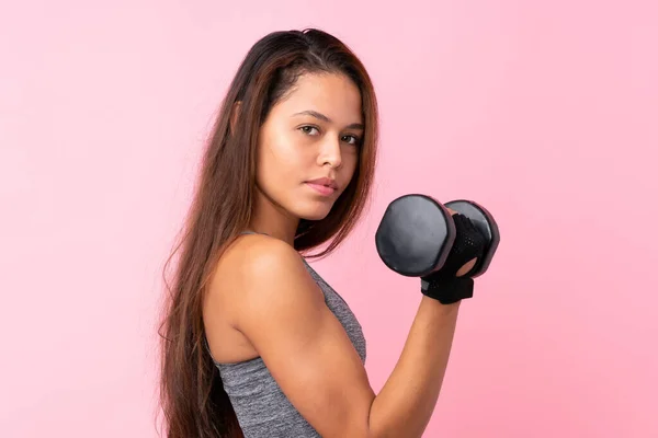 Jonge Sport Braziliaanse Meisje Geïsoleerde Roze Achtergrond Maken Gewichtheffen — Stockfoto