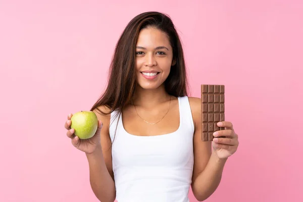 Fiatal Brazil Lány Izolált Rózsaszín Háttér Vesz Egy Csokoládé Tabletta — Stock Fotó