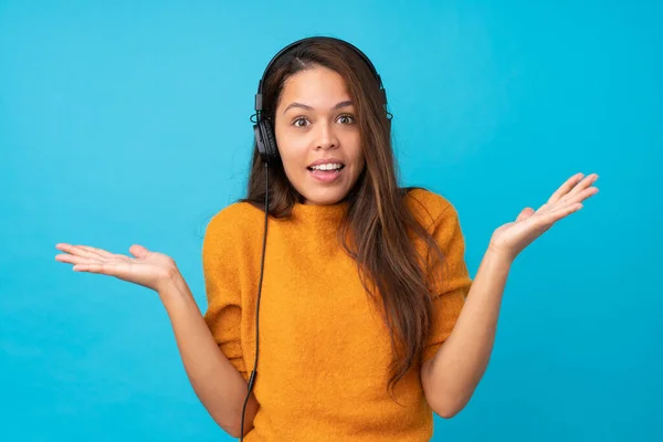 Jonge Vrouw Luisteren Muziek Geïsoleerde Blauwe Muur — Stockfoto