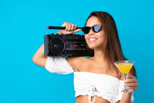 Mujer Joven Vacaciones Verano Sosteniendo Una Radio Sobre Fondo Azul —  Fotos de Stock