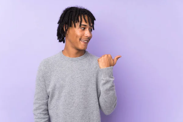 Young African American Man Isolated Purple Background Pointing Side Present — Stock Photo, Image