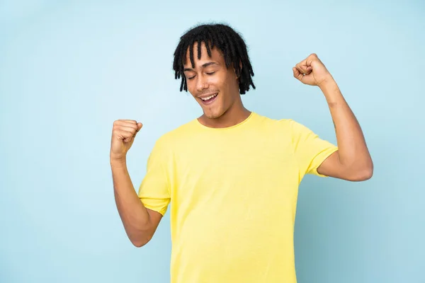 Jovem Afro Americano Isolado Fundo Azul Comemorando Uma Vitória — Fotografia de Stock