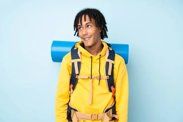 Young Mountaineer African American Man Big Backpack Isolated Blue Background — Stock Photo, Image