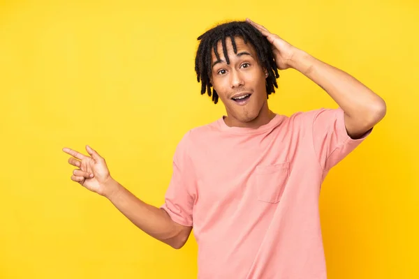 Sarı Arka Planda Izole Edilmiş Genç Afro Amerikalı Adam Şaşırdı — Stok fotoğraf