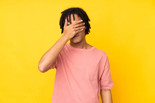 Νεαρός Αφροαμερικανός Απομονωμένος Κίτρινο Φόντο Που Καλύπτει Μάτια Χέρια Δεν — Φωτογραφία Αρχείου