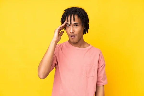 Sarı Arka Planda Izole Edilmiş Genç Afrikalı Amerikalı Bir Şey — Stok fotoğraf