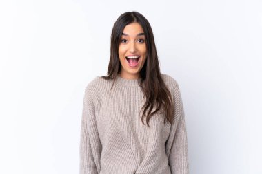 Yüzünde sürpriz bir ifade olan, izole edilmiş beyaz bir geçmişi olan esmer bir kadın.