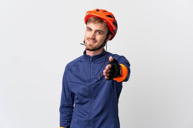 Beyaz arka planda izole edilmiş genç bisikletçi sarışın adam iyi bir anlaşma için el sıkışıyor.