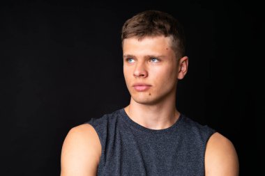 İzole edilmiş siyah arka planda genç bir adamın portresi