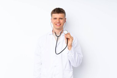 Doktor önlüğüyle soyutlanmış beyaz bir geçmişi olan yakışıklı bir genç.