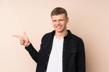 Genç yakışıklı adam işaret ediyor yan tarafı