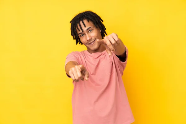 Joven Afroamericano Aislado Sobre Fondo Amarillo Señala Con Dedo Mientras — Foto de Stock