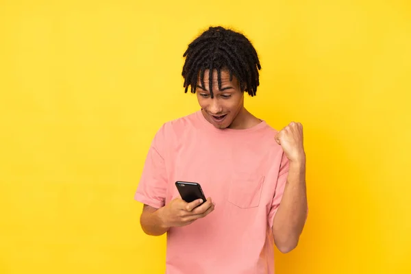 Jonge Afro Amerikaanse Man Geïsoleerd Gele Achtergrond Verrast Het Verzenden — Stockfoto