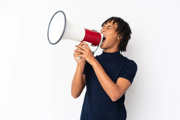 Jovem Afro Americano Isolado Fundo Branco Gritando Através Megafone — Fotografia de Stock