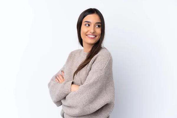 Jonge Brunette Vrouw Geïsoleerde Witte Achtergrond Met Armen Gekruist Gelukkig — Stockfoto