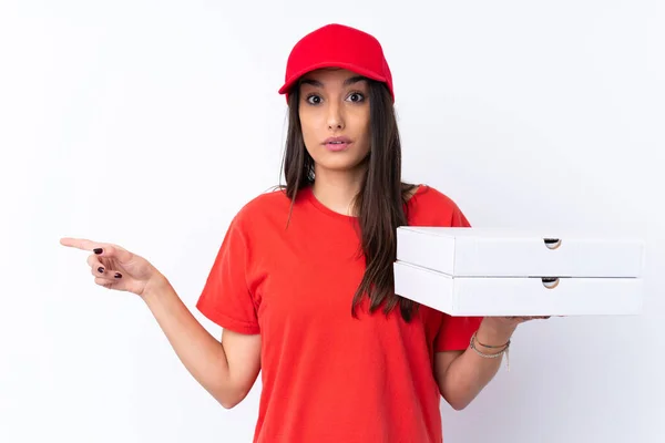 Доставка Пиццы Женщина Держит Пиццу Над Изолированной Белой Стеной Удивлен — стоковое фото