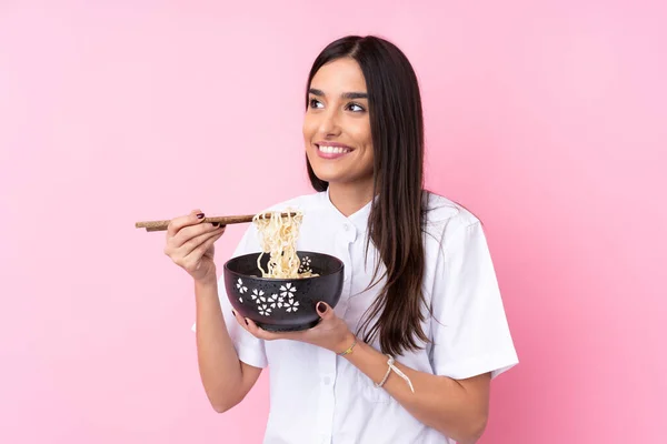 Junge Brünette Frau Auf Isoliertem Rosa Hintergrund Mit Einer Schüssel — Stockfoto