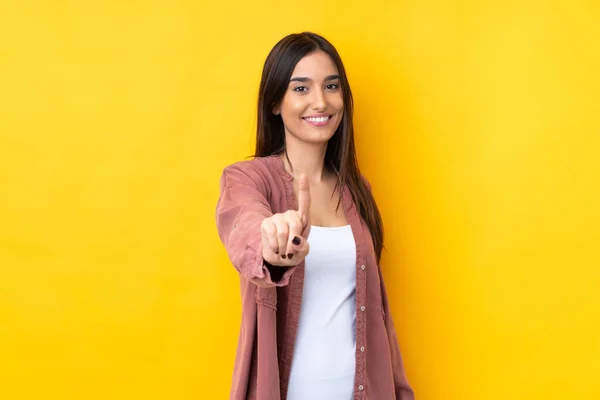 Joven Morena Sobre Aislado Fondo Amarillo Mostrando Levantando Dedo —  Fotos de Stock