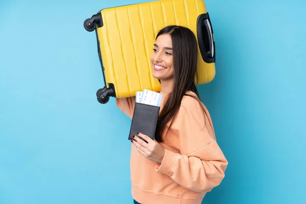 Jonge Brunette Vrouw Geïsoleerde Blauwe Achtergrond Vakantie Met Koffer Paspoort — Stockfoto