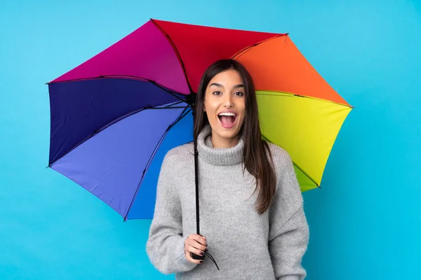 Jeune Femme Brune Tenant Parapluie Sur Mur Bleu Isolé Avec — Photo