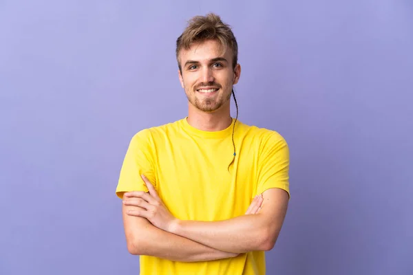 Ung Snygg Blond Man Isolerad Lila Bakgrund Hålla Armarna Korsade — Stockfoto