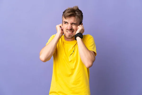 Jong Knap Blond Man Geïsoleerd Paarse Achtergrond Gefrustreerd Bedekking Oren — Stockfoto