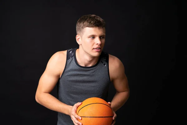 Guapo Joven Jugando Baloncesto Sobre Aislado Negro Pared — Foto de Stock