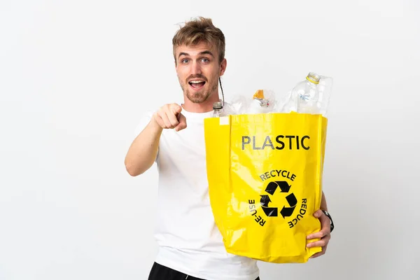 Mladý Blondýnka Muž Drží Recyklační Sáček Plný Papíru Recyklovat Izolované — Stock fotografie