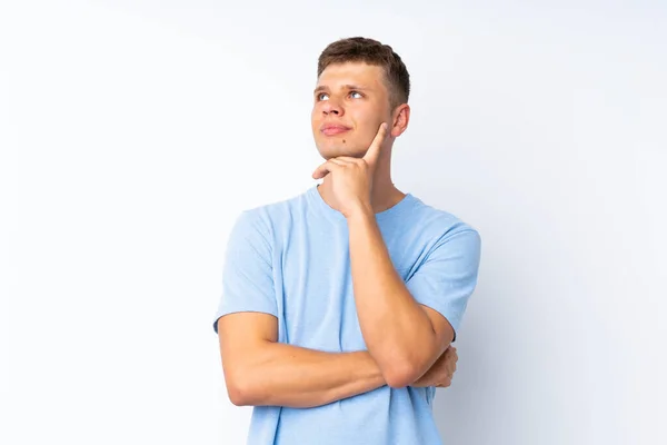 Joven Hombre Guapo Sobre Fondo Blanco Aislado Pensando Una Idea —  Fotos de Stock