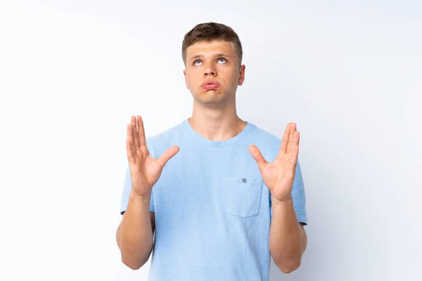 Joven Hombre Guapo Sobre Fondo Blanco Aislado Frustrado Por Una —  Fotos de Stock