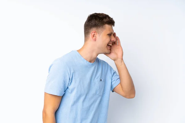 Ung Stilig Man Över Isolerad Vit Bakgrund Skrika Med Munnen — Stockfoto