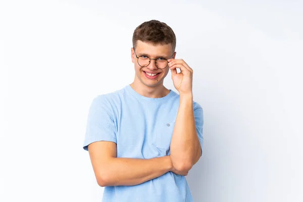 Jonge Knappe Man Geïsoleerde Witte Achtergrond Met Bril Gelukkig — Stockfoto