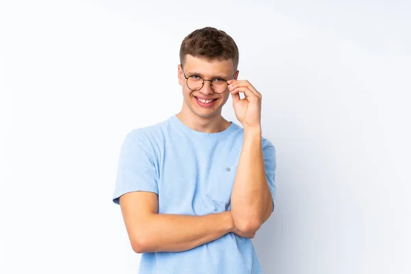 Junge Gutaussehende Mann Über Isolierten Weißen Hintergrund Mit Brille Und — Stockfoto