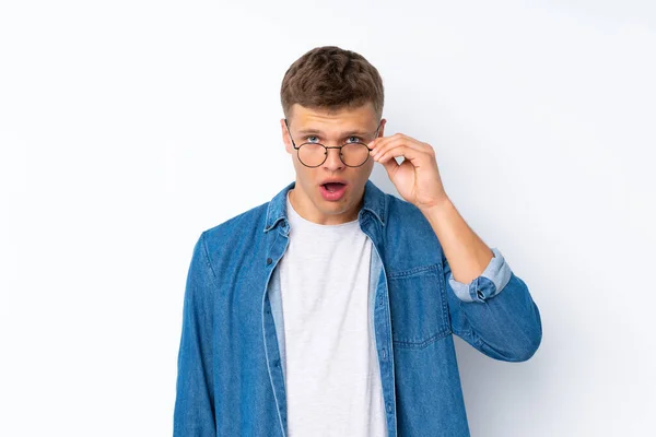 Jovem Homem Bonito Sobre Isolado Fundo Branco Com Óculos — Fotografia de Stock