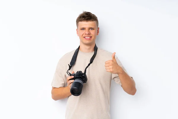 Jovem Homem Bonito Sobre Fundo Branco Isolado Com Uma Câmera — Fotografia de Stock