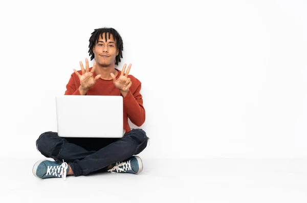 Fiatal Afro Amerikai Férfi Földön Dolgozik Laptopjával Számolva Nyolc Ujjal — Stock Fotó